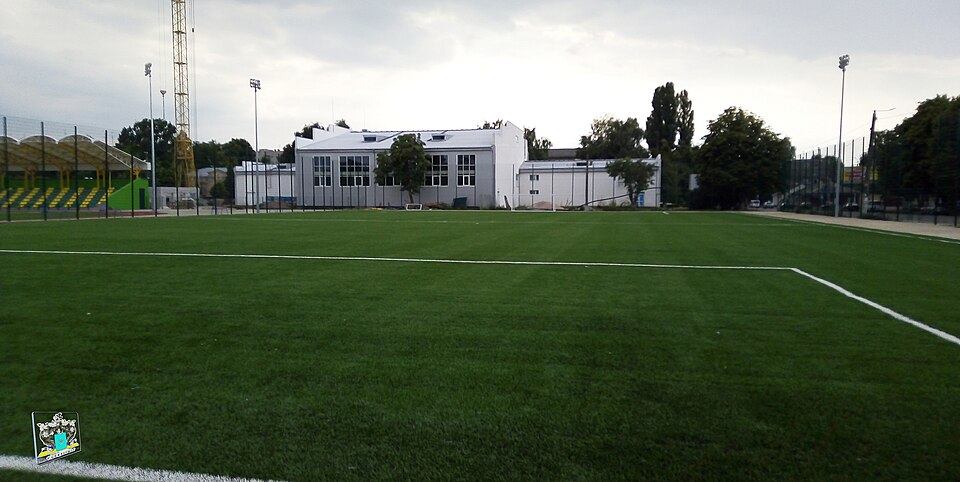 【2026年版】サッカー戦術の基本｜初心者が90分の試合を10倍楽しむ「見方」入門 - スタジアム画像