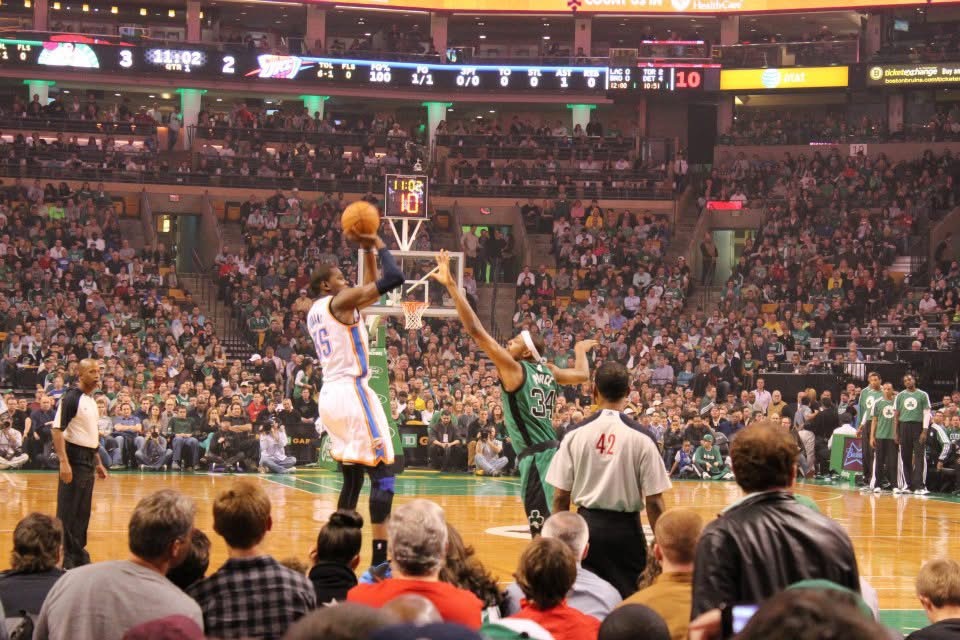 Boston Celtics vs Oklahoma City Thunder の試合中、Durant のシュート