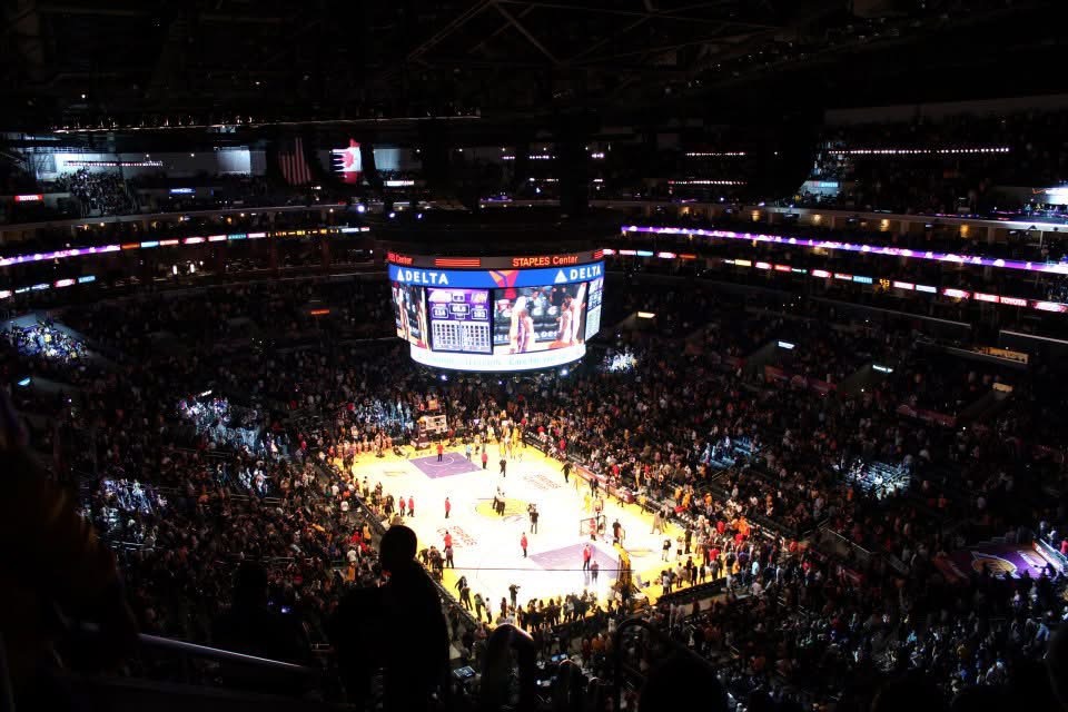 Staples Center のアッパーボウルから見た全景。Lakers の紫×金スコアボード