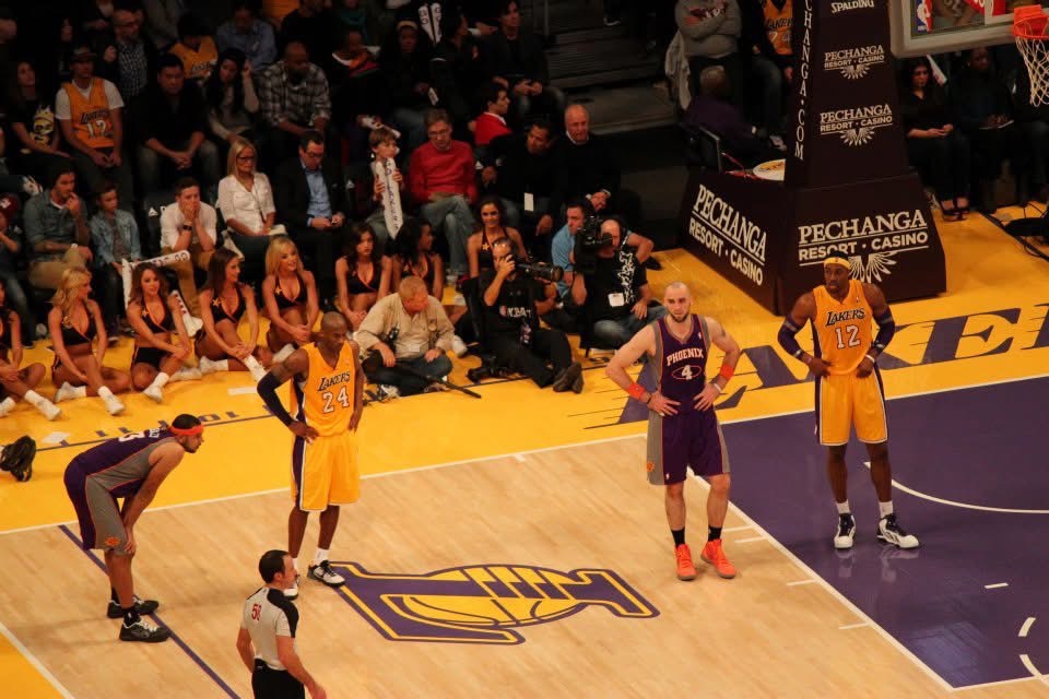 Lakers の Kobe Bryant #24 と Dwight Howard #12 が Phoenix Suns 戦でコート上