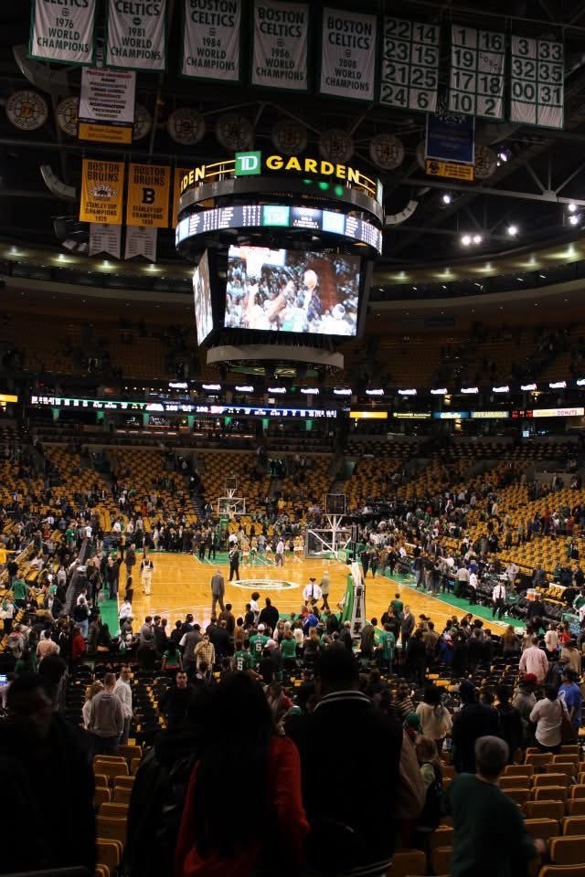 TD Garden 内部の全景。Boston Celtics の歴代チャンピオンシップバナーが天井に吊るされている