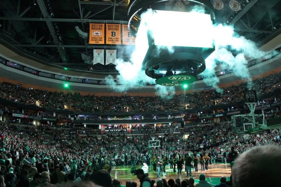 TD Garden で Celtics の試合スタート時の緑色スモーク演出