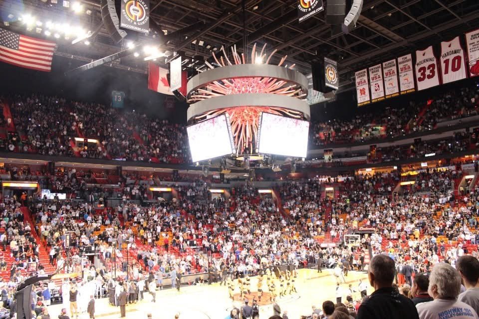 Miami Heat の本拠地。Mourning #33/Hardaway #10 の引退バナーが見える