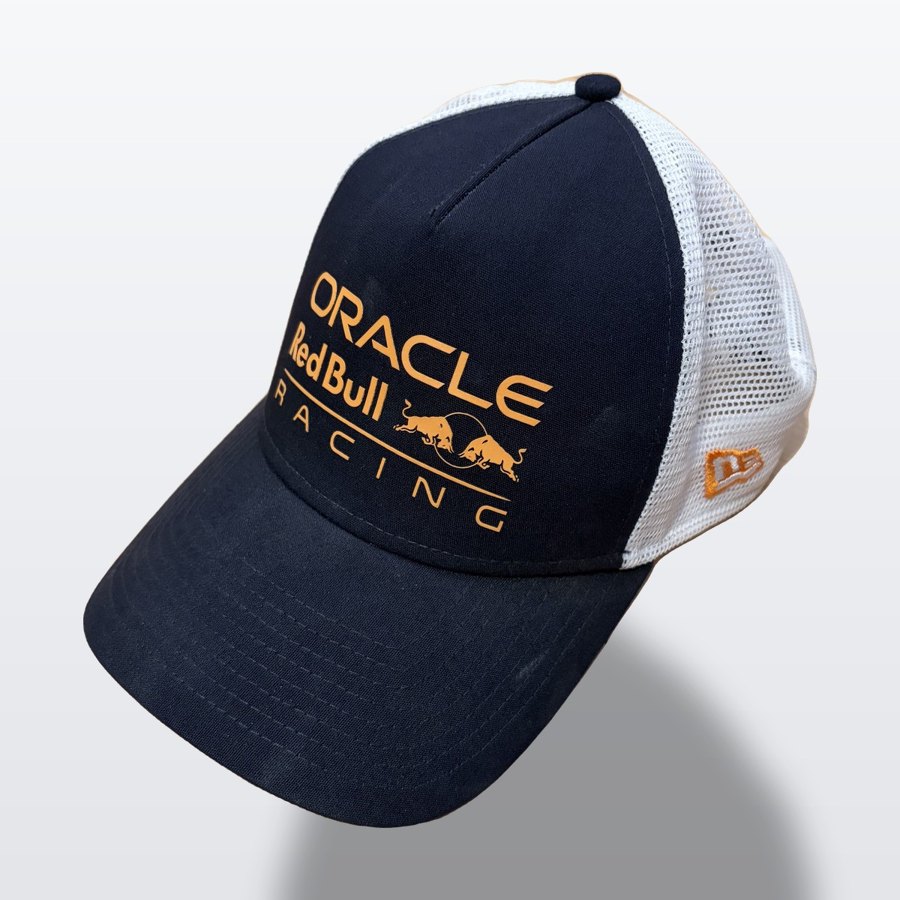 レッドブル New Eraトラッカーキャップ 正面