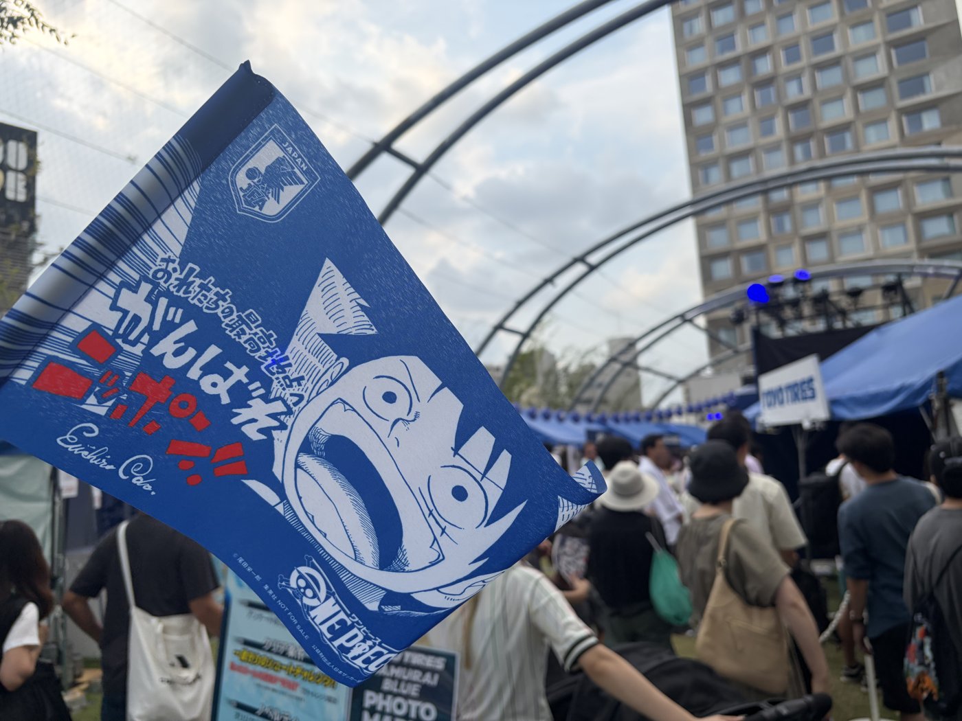 尾田栄一郎氏描き下ろしのルフィと応援メッセージが描かれた大漁旗デザインのコラボフラッグ。渋谷MIYASHITA PARKのSAMURAI BLUE祭会場